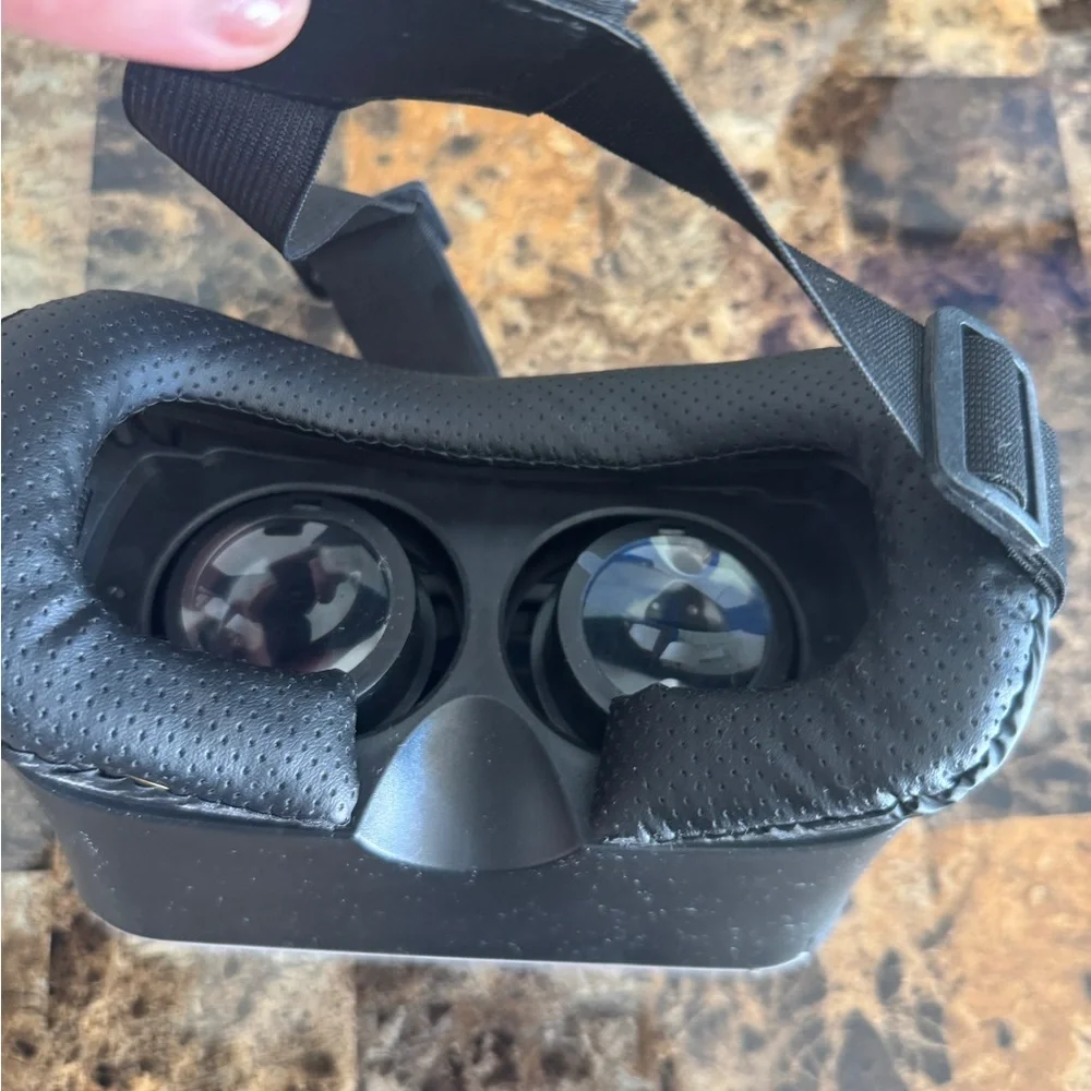 American Eagle #AEOSTYLE Mobile Phone Virtual Reality VR Headset b&w